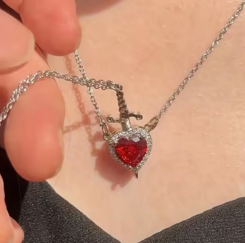 Par de Colar Coração e Espada Charmed Love - Surpreenda quem você ama